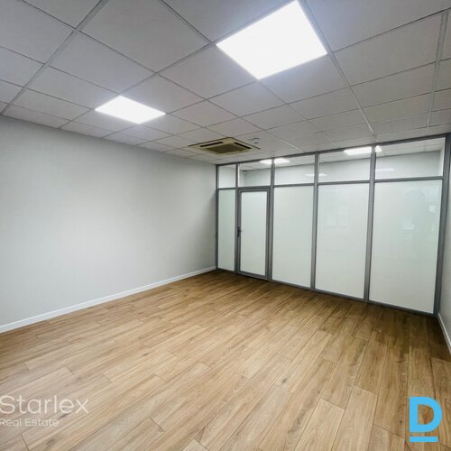 Birojs pēc kosmētiskā remonta renovētā koka ēkā Rīgas centrā