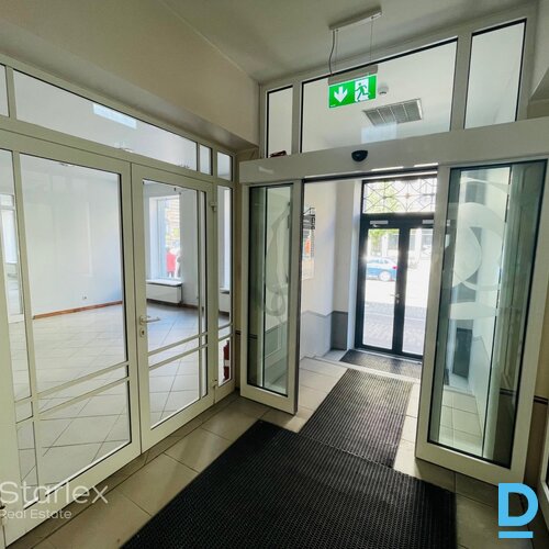 Birojs pēc kosmētiskā remonta renovētā koka ēkā Rīgas centrā