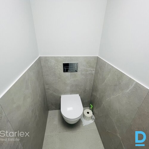 Birojs pēc kosmētiskā remonta renovētā koka ēkā Rīgas centrā