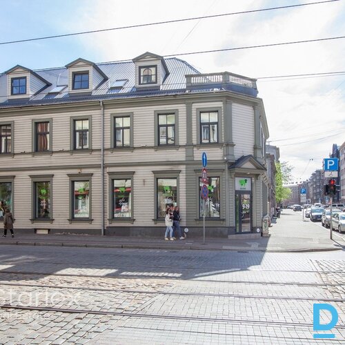 Birojs pēc kosmētiskā remonta renovētā koka ēkā Rīgas centrā