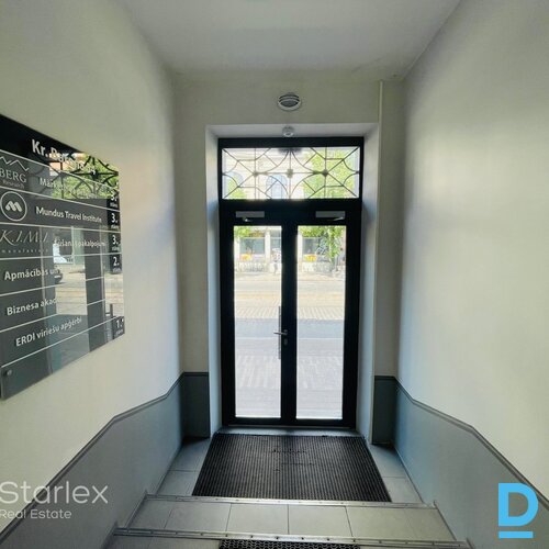 Birojs pēc kosmētiskā remonta renovētā koka ēkā Rīgas centrā