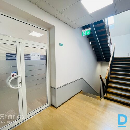 Birojs pēc kosmētiskā remonta renovētā koka ēkā Rīgas centrā