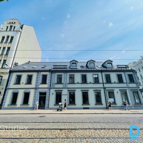 Birojs pēc kosmētiskā remonta renovētā koka ēkā Rīgas centrā