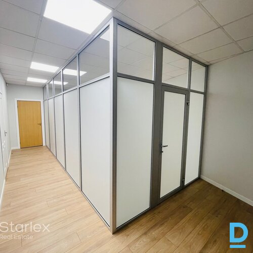 Birojs pēc kosmētiskā remonta renovētā koka ēkā Rīgas centrā