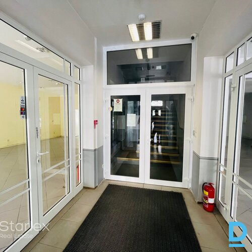 Birojs pēc kosmētiskā remonta renovētā koka ēkā Rīgas centrā