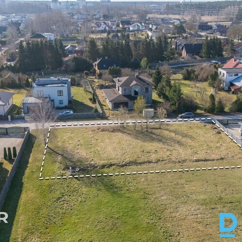 Pārdošanā 1514 m² zemes gabals privātmājas būvniecībai Dreiliņos.Īpašumam ir izv