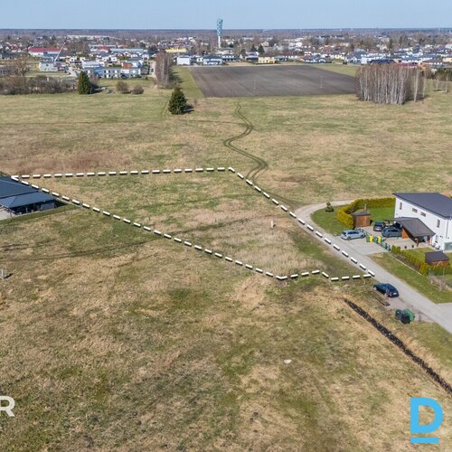 Pārdošanā līdzens 2924 m² zemes gabals privātai apbūvei Mārupē.Īpašumam ir pievi