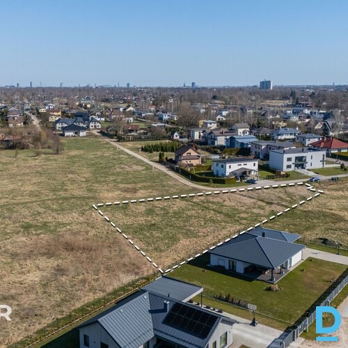 Pārdošanā līdzens 2924 m² zemes gabals privātai apbūvei Mārupē.Īpašumam ir pievi