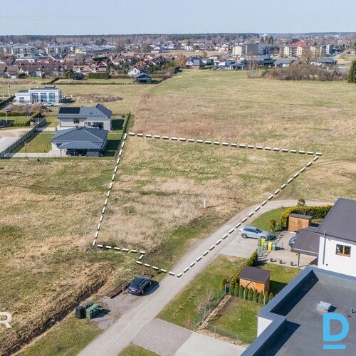 Pārdošanā līdzens 2924 m² zemes gabals privātai apbūvei Mārupē.Īpašumam ir pievi