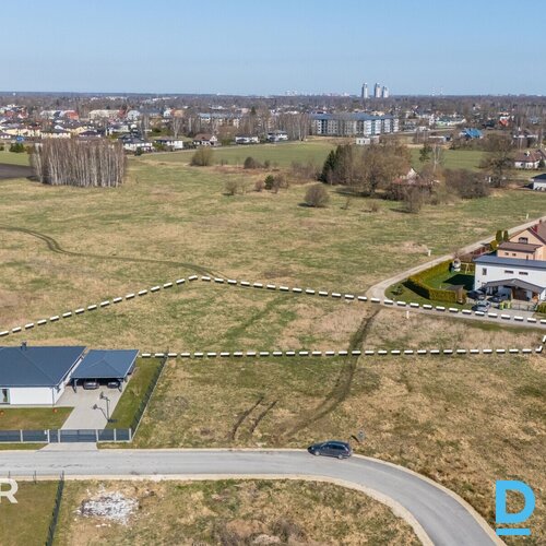 Pārdošanā līdzens 2924 m² zemes gabals privātai apbūvei Mārupē.Īpašumam ir pievi