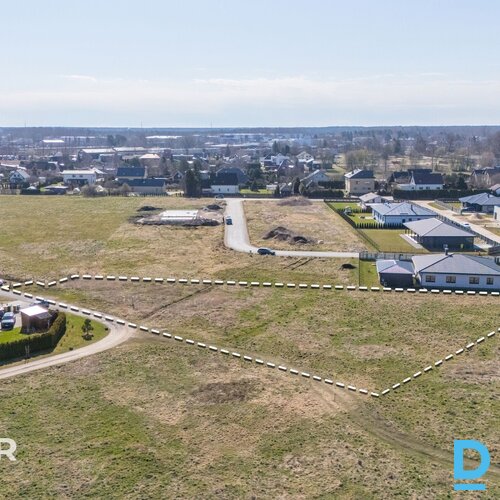 Pārdošanā līdzens 2924 m² zemes gabals privātai apbūvei Mārupē.Īpašumam ir pievi