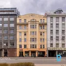 Pretim Dailes teātrim pagalma ēkas piektajā stāvā pārdošanā ir trīs-istabu dzīvoklis