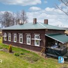 Pārdošanā labi uzturēta vienstāvu privātmāja 1.2 km no Dzelzavas pagasta centra.