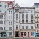 Квартира сдается на 4-м этаже отреставрированного кирпичного дома довоенной постройки