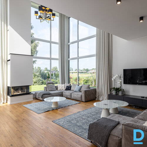 Pārdod māju Lielā iela 52