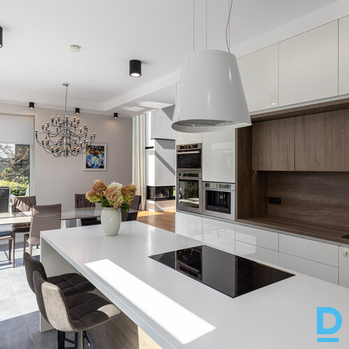 Pārdod māju Lielā iela 52