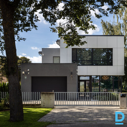 Pārdod māju Lielā iela 52