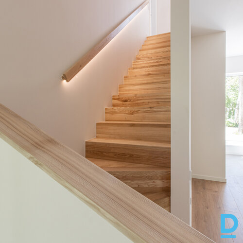 Pārdod māju Lakstīgalu iela 17