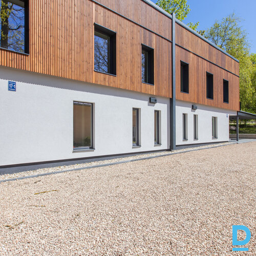 Pārdod māju Lakstīgalu iela 17