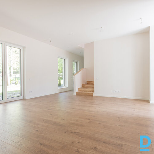 Pārdod māju Lakstīgalu iela 17