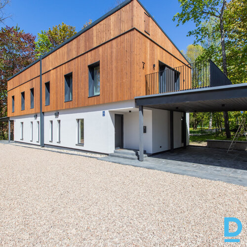 Pārdod māju Lakstīgalu iela 17