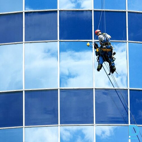 Logu, fasāžu un jumtu mazgāšana