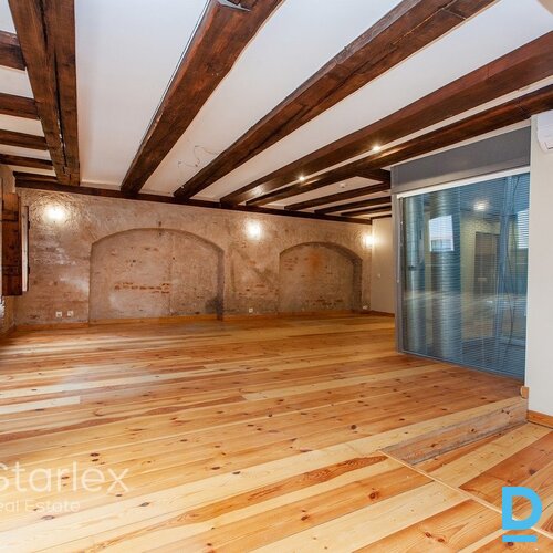 Birojs vēsturiskā ēkā Vecrīgā pie Zviedru vārtiem