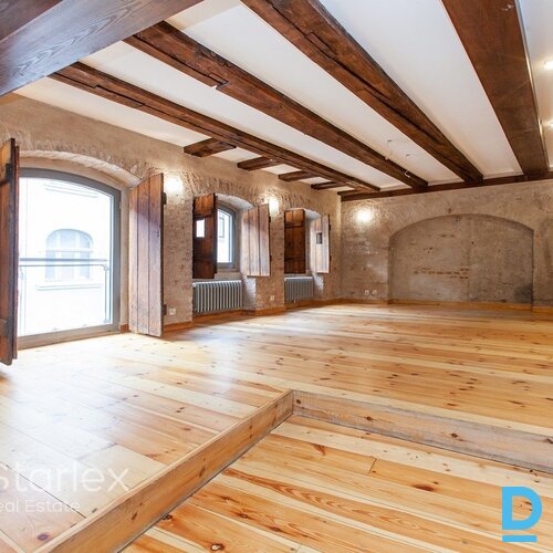 Birojs vēsturiskā ēkā Vecrīgā pie Zviedru vārtiem