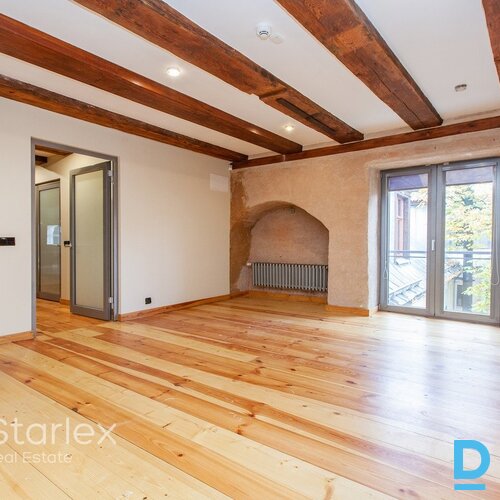 Birojs vēsturiskā ēkā Vecrīgā pie Zviedru vārtiem