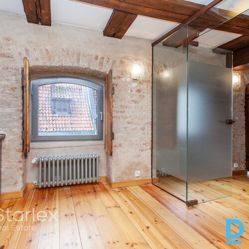 Birojs vēsturiskā ēkā Vecrīgā pie Zviedru vārtiem