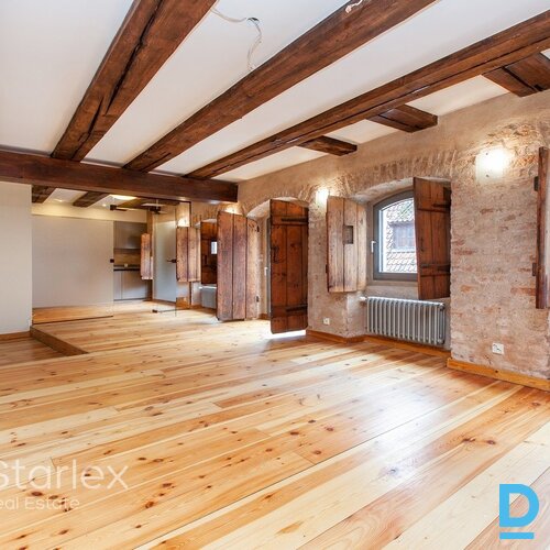 Birojs vēsturiskā ēkā Vecrīgā pie Zviedru vārtiem