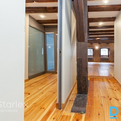 Birojs vēsturiskā ēkā Vecrīgā pie Zviedru vārtiem