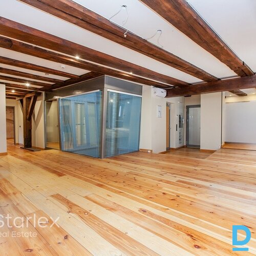 Birojs vēsturiskā ēkā Vecrīgā pie Zviedru vārtiem