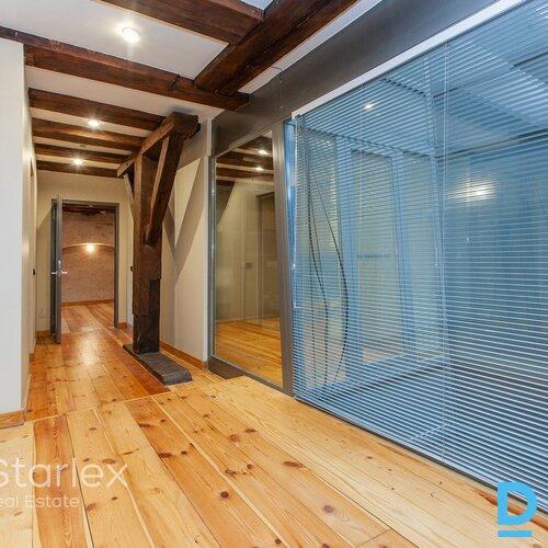 Birojs vēsturiskā ēkā Vecrīgā pie Zviedru vārtiem