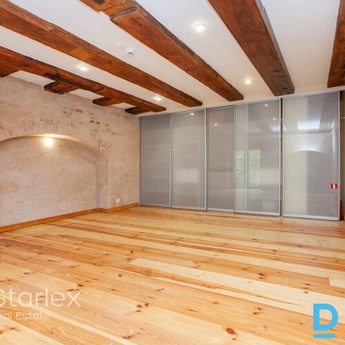 Birojs vēsturiskā ēkā Vecrīgā pie Zviedru vārtiem