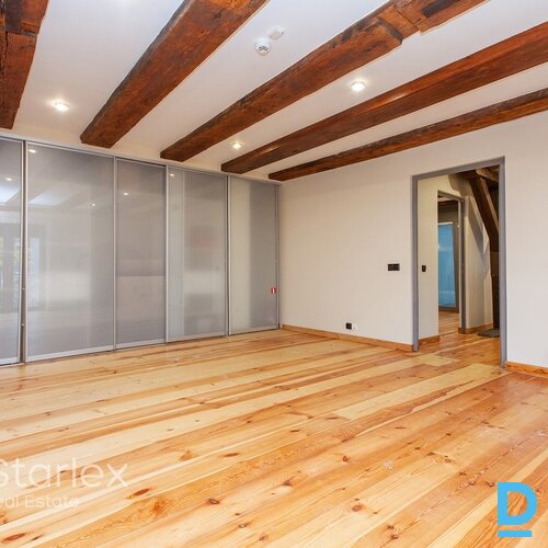 Birojs vēsturiskā ēkā Vecrīgā pie Zviedru vārtiem