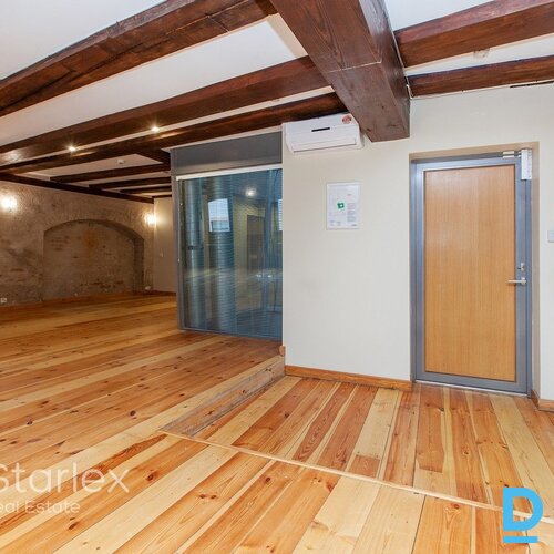 Birojs vēsturiskā ēkā Vecrīgā pie Zviedru vārtiem