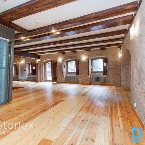 Birojs vēsturiskā ēkā Vecrīgā pie Zviedru vārtiem