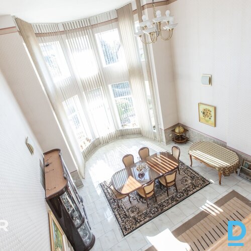 Plašs īpašums Mārupes centrā – 3002 m² zemes, divas dzīvojamās mājas un slēgts ā