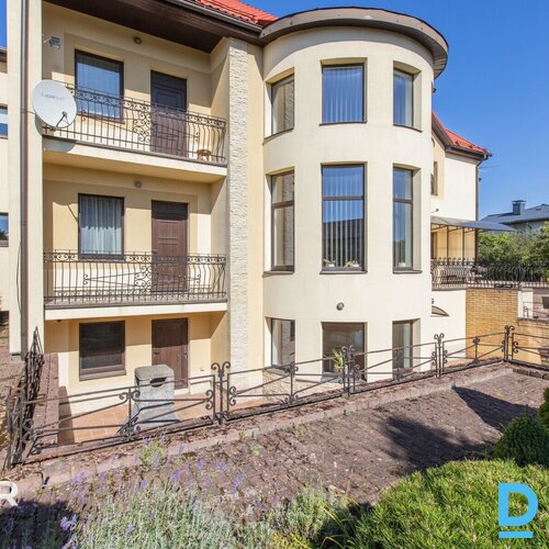 Plašs īpašums Mārupes centrā – 3002 m² zemes, divas dzīvojamās mājas un slēgts ā